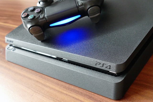 Une console de jeux PlayStation avec une manette