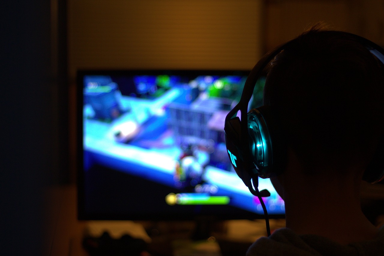 un gamer jouant à un jeu vidéo